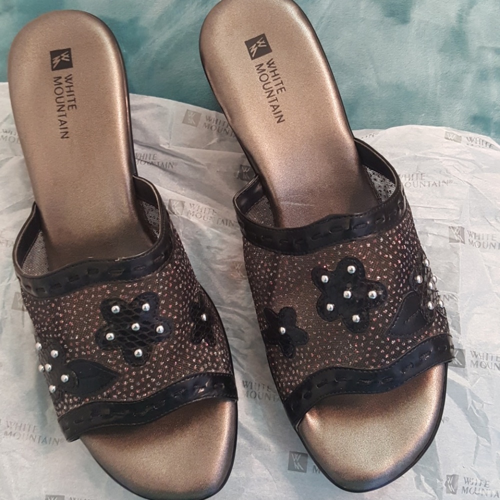 White Mountain, Black/Patent, Rose Petal Wedges